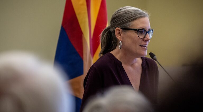 Le gouverneur de l'Arizona opère de vetoes qui permettrait aux parents de poursuivre les enseignants sur l'antisémitisme