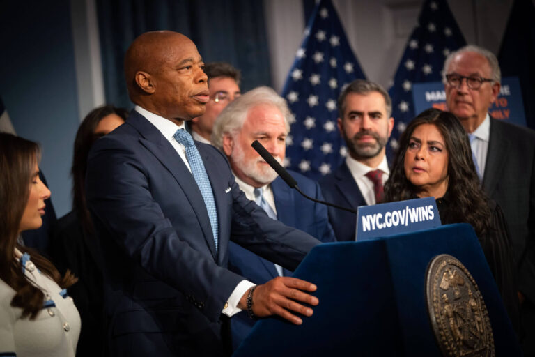 Le maire de New York, Adams, pousse la définition controversée de l'antisémitisme car le problème domine l'élection du maire