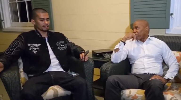 Le maire de New York, Eric Adams, souffle des cigares avec un streamer antisémite sneako, étincelant le tollé