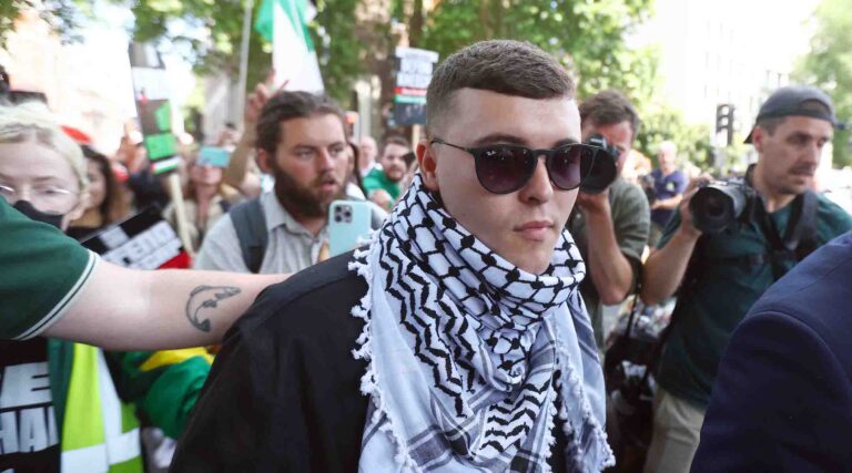 Le rappeur de rotule Mo Chara, face à la terreur britannique des accusations sur son activisme pro-palestinien, pourrait bientôt faire la une destinée à une tournée américaine à guichets fermés