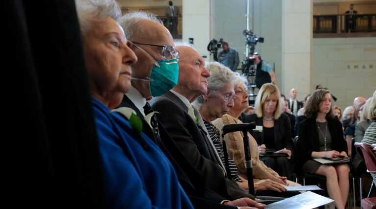 Les coupes de la Social Security Administration de Trump nuisent aux survivants de l'Holocauste, disent les défenseurs