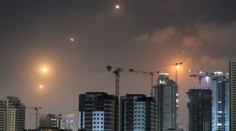 Les missiles iraniens ont frappé la région de Tel Aviv en réponse aux attaques israéliennes