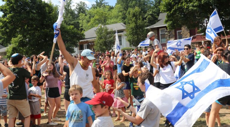 Leurs conseillers sont coincés en Israël, les camps juifs américains éteignent des panneaux «Wanted»