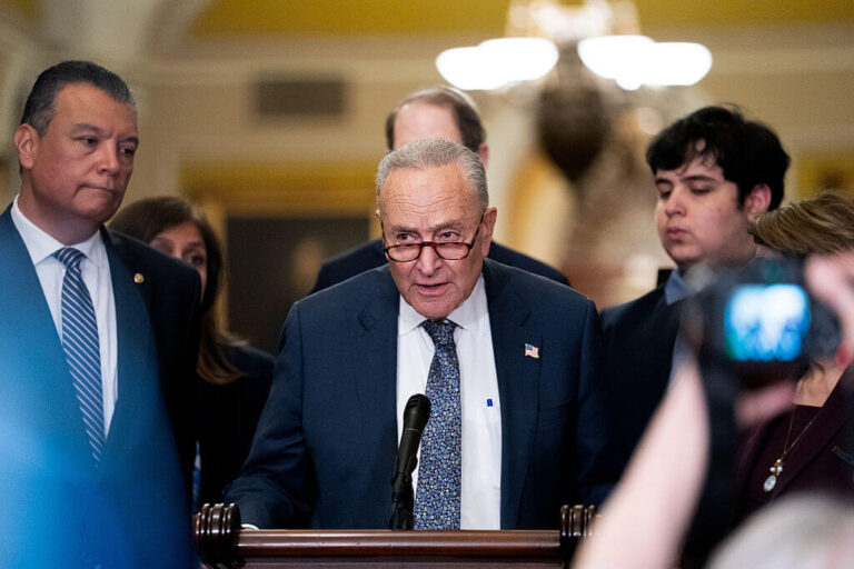 Schumer, responsable juif le plus haut de gamme, claque Trump au-dessus de la grève de l'Iran - mais laisse sa propre position claire