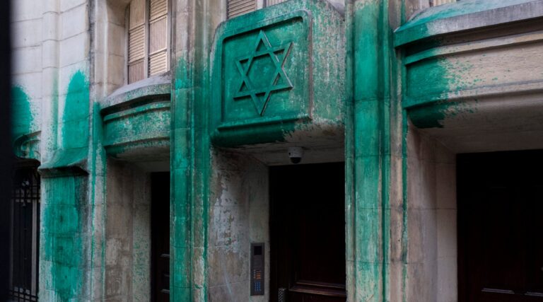 Synagogues de Paris et Mémorial de l'Holocauste vandalisé avec de la peinture verte sur le Shabbat