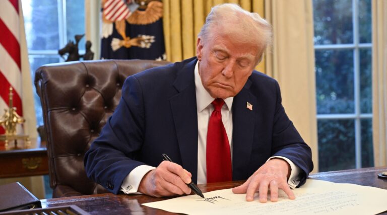 Trump flotte la possibilité de «changement de régime» en Iran après des frappes américaines