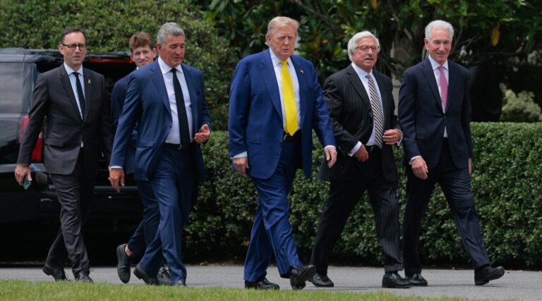 Trump garde le monde deviner ses intentions de l'Iran. Son premier mandat pourrait-il offrir des indices?