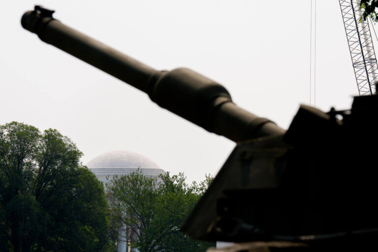 Un défilé Trumpian avec des soldats, des jets et des véhicules militaires? Pas de chars.