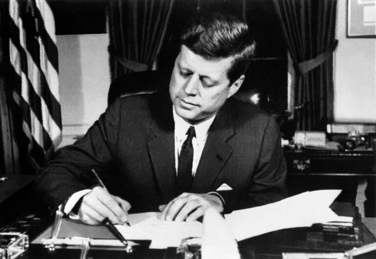 Un grand historien juif a guidé l'Amérique loin de la guerre - n'y a-t-il personne pour guider Donald Trump?