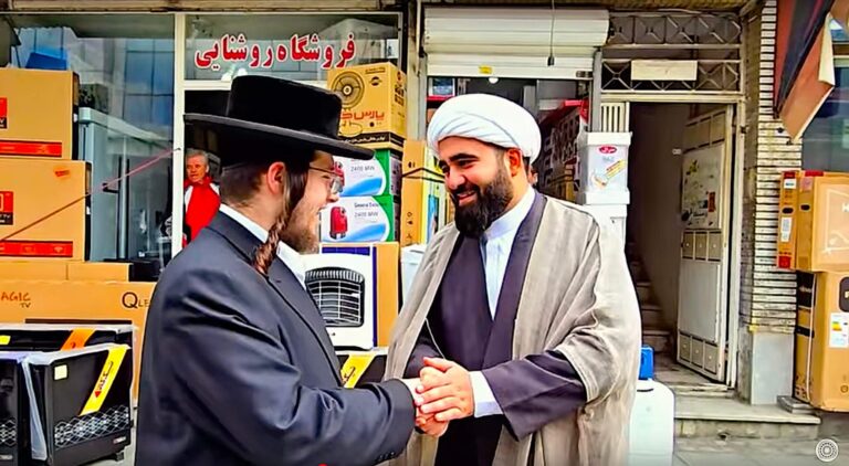 ווידעאָ: אַ חסיד פֿאָרט קיי qu'un איראַן צו געפֿינען אסתּר המלכּהס קבֿר Video: Hasidic Juif va en Iran pour trouver la tombe de la reine Esther