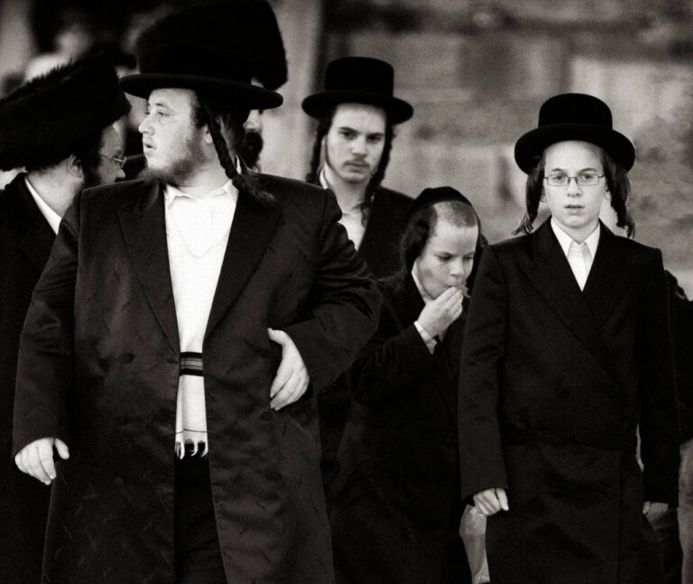 טשיקאַ fournis: ייִדישע באַפֿעלקערונג איבער דער)