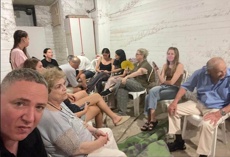 מיר פּראַוו° מײַן טאָכטערס געבוירן־טאָג אינעם מיקלט Célébrer l'anniversaire de ma fille dans l'abri de bombes