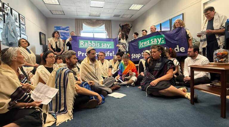 35 Rabbins arrêtés à New York et DC Protestes pour l'aide alimentaire Gaza