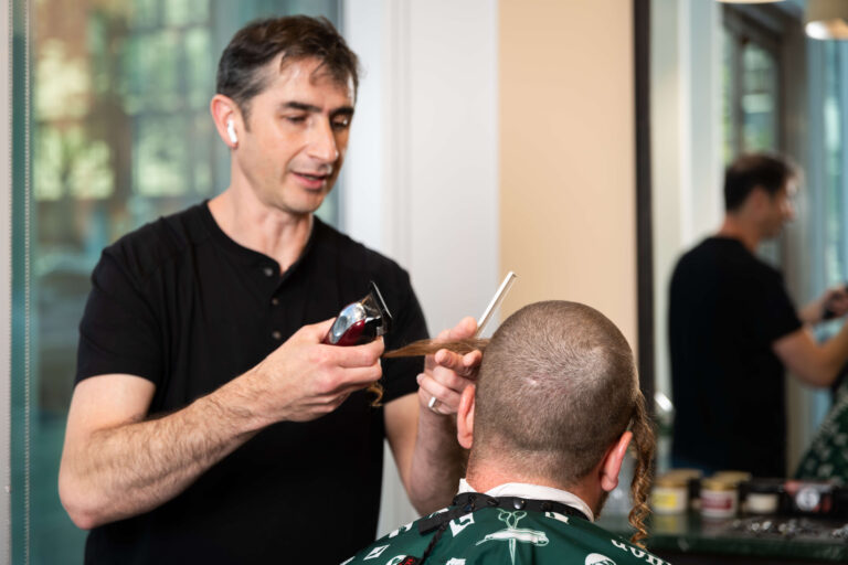 À la frontière entre hipster et hassidic, un salon de coiffure de Brooklyn est spécialisé dans les coupes de cheveux orthodoxes