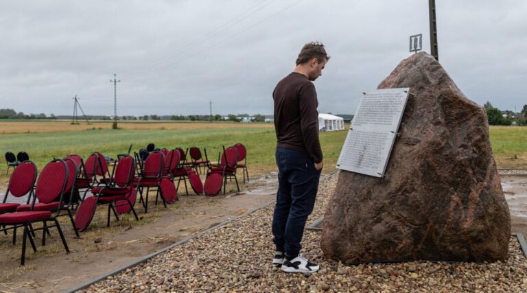 Dans une ville polonaise où les habitants ont brûlé des Juifs vivants en 1941, de nouvelles plaques nient la complicité des nazis