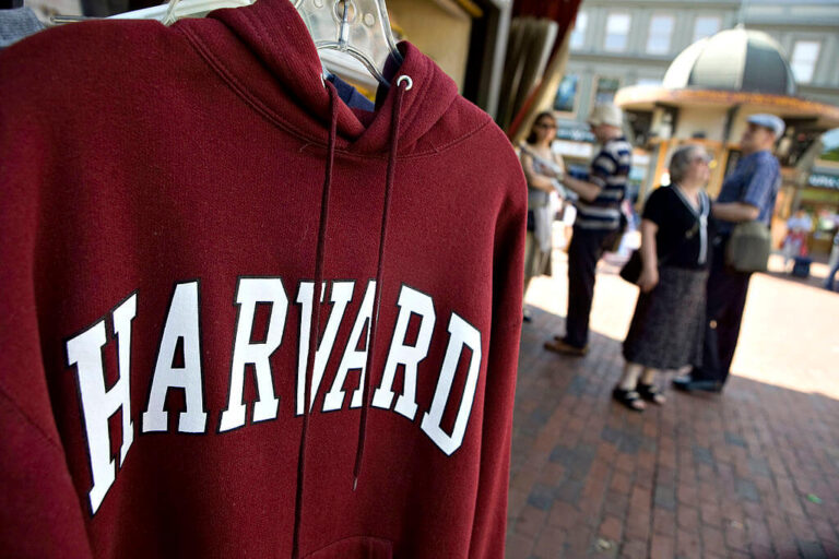 Il y a un juge juif au centre de la confrontation de Harvard de Trump. Son grand-père a échappé aux pogroms russes.