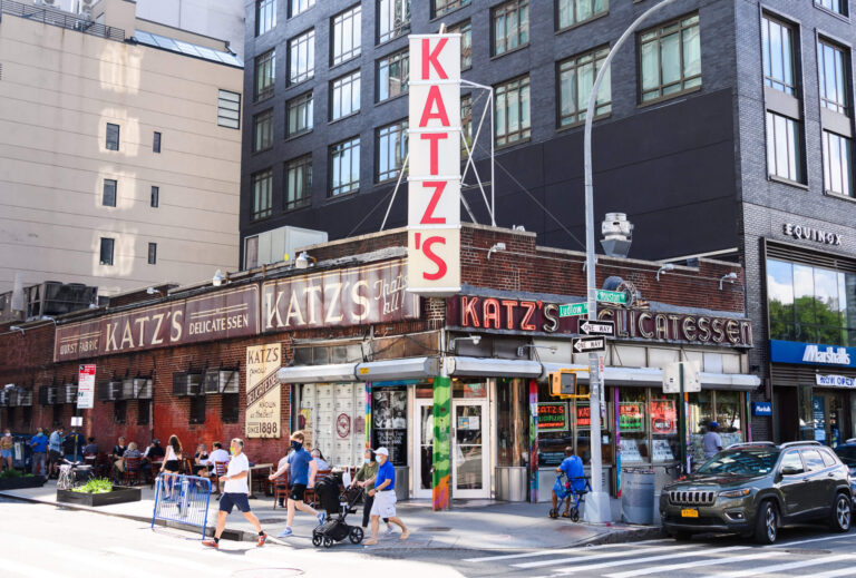 Katz's Deli est la Mecque pour les influenceurs alimentaires - ça me tue pour les voir massacrer sa bonne réputation