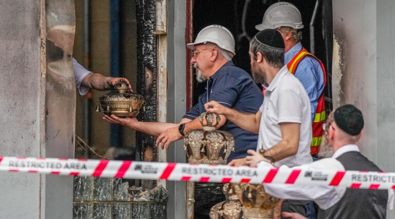 L'arrêt de la police australienne suspecte en décembre Attaque d'incendie criminel contre la synagogue de Melbourne