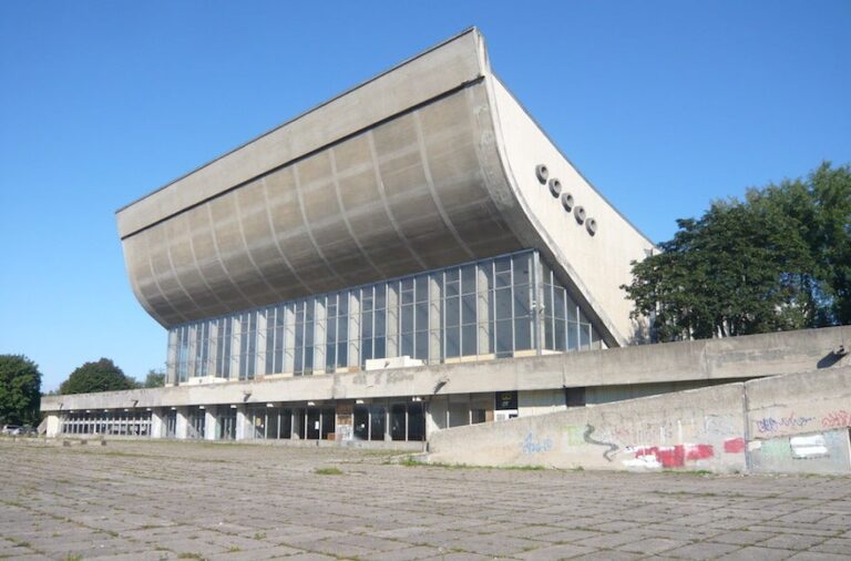 La Lituanie déchaîne des années de planification par des groupes juifs pour convertir le complexe sportif en site du patrimoine juif
