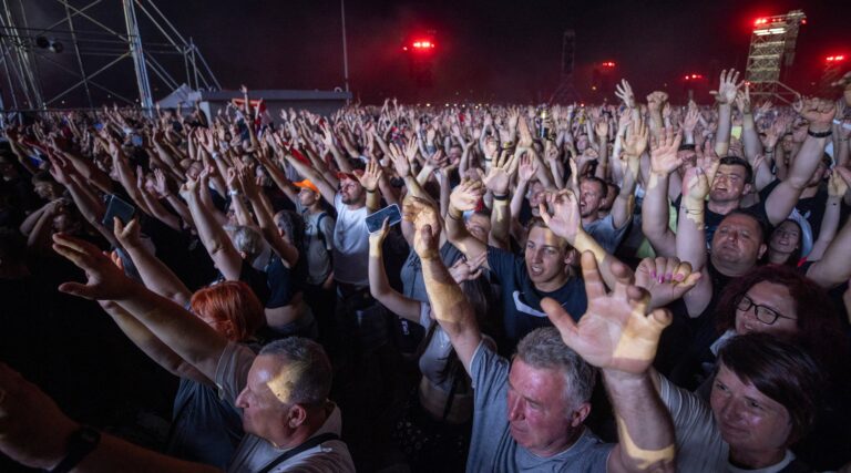 La chanteuse de droite croate interprète un salut pro-nazi avec des centaines de milliers de fans