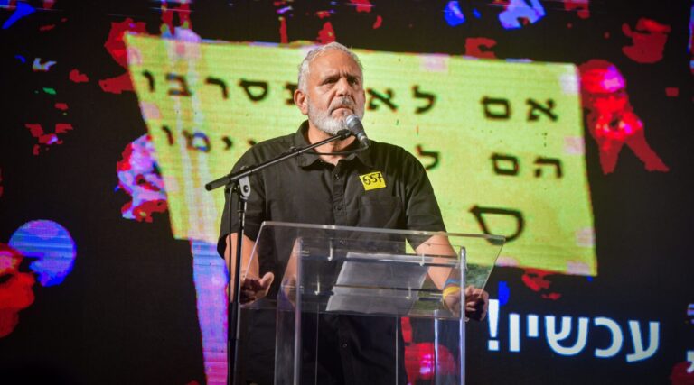 Le rallye de Tel Aviv appelle la fin de la guerre, alors que la faim règne à Gaza et que les pourparlers de cessez-le-feu s'effondrent à nouveau