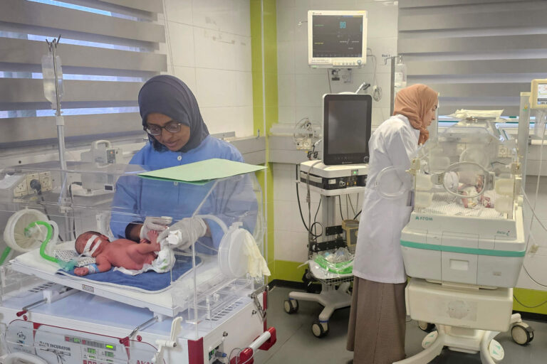 Pourquoi une vidéo frappante d'un médecin de Gaza sur les bébés affamés est devenu viral