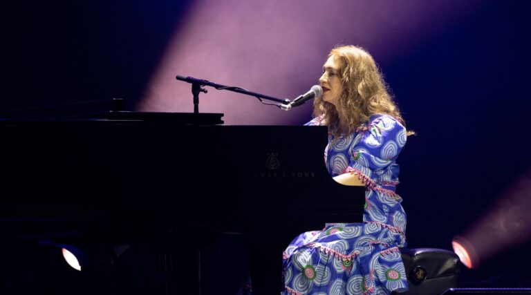 Regina Spektor répond au manifestant pro-palestinien lors du concert: `` Vous criez simplement sur un juif ''