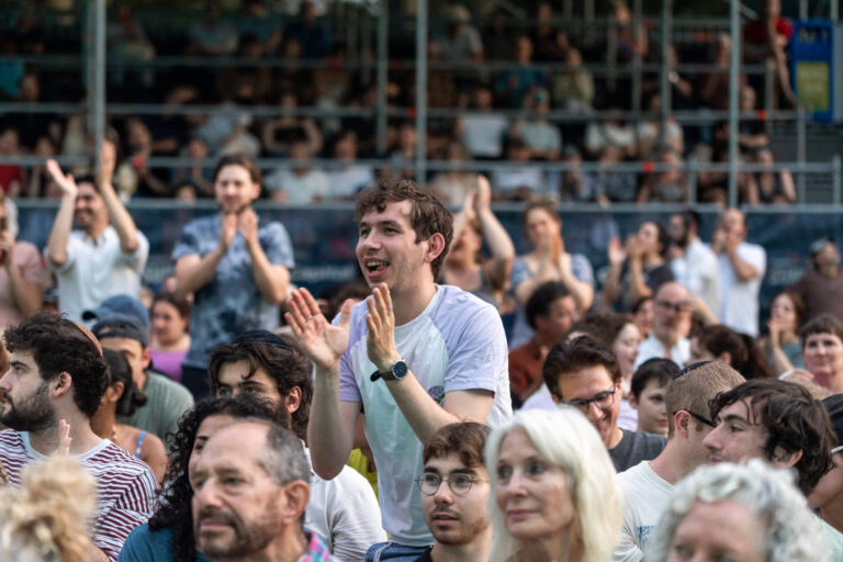 VIDÉO: Haute énergie et fierté juive à Singalong Yiddish de Central Park