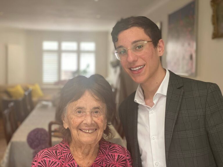טשיקאַ fournis: זשורנאַל „טײַם“ באַערט בחור פֿאַרן פּראָטעזשירן חורבן־דערציִונג Tidbits: Time Magazine honore le jeune homme pour la promotion de l'éducation à l'Holocauste