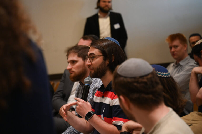קען מען זײַן פֿרום און פּאָליטיש לינק־געשטימט? איי qu'un אָרגאַניזאַציע זאָגט אַז יאָ Un juif observateur peut-il être politiquement laissé? Cette organisation dit oui