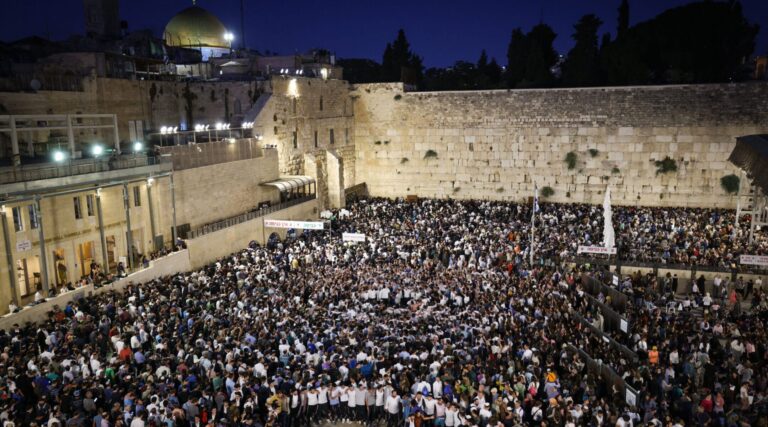 Israéliens déplore leurs fractures et s'accroche à eux, alors qu'ils marquent des vacances commémorant le bilan de la désunion