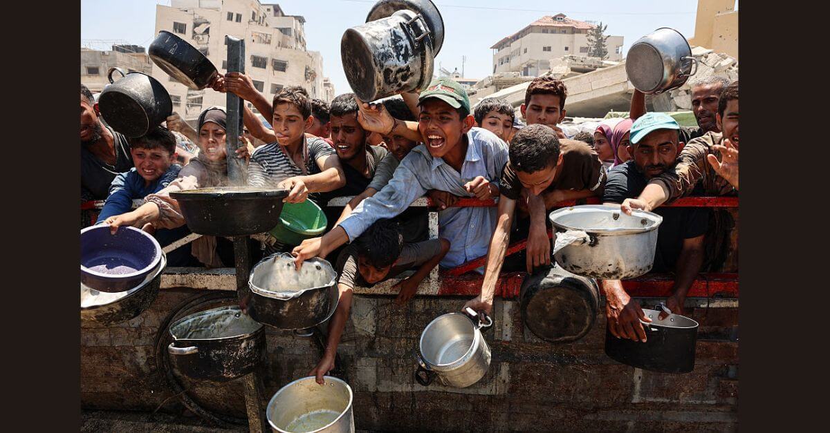 `` Vous ne pouvez pas le simuler '': Pourquoi les images d'enfants affamés à Gaza sont si difficiles à rejeter