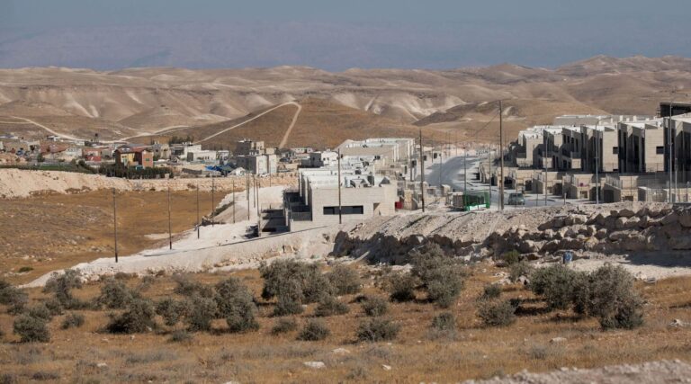 Israël approuve un vaste plan de règlement de la Cisjordanie que le ministre d'extrême droite a déclaré `` efface pratiquement l'illusion à deux États ''