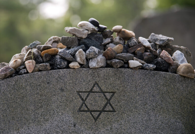Bintel Brief Préparez les corps dans le cadre de la société enterrement de ma synagogue, mais je suis un antisioniste. Est-ce que ça va?