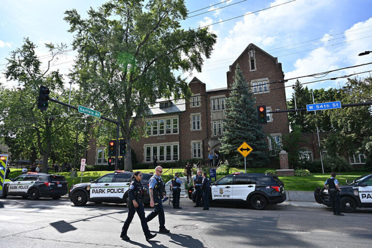 `` Ces enfants priaient littéralement '': le maire juif de Minneapolis sur la fusillade de l'école catholique