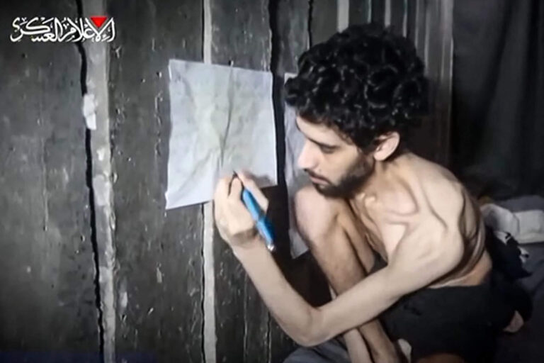 Dans cette horrible vidéo d'un homme creusant sa propre tombe, les Israéliens voient quelque chose que les Américains ne sont pas