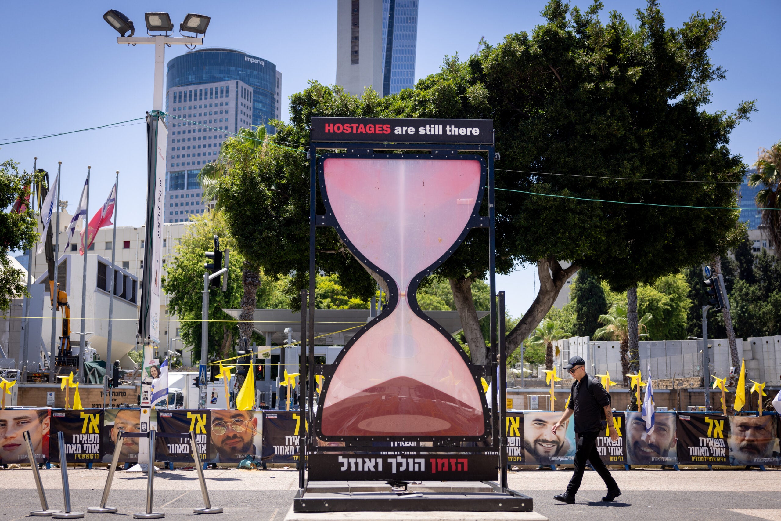 De nouvelles vidéos de 2 otages israéliens à Gaza soulèvent des inquiétudes qu'ils sont confrontés à la famine sans accord en vue