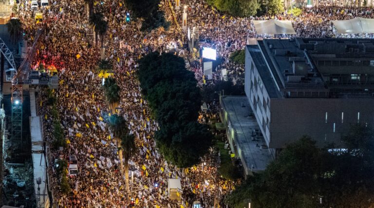 Des centaines de milliers d'Israéliens se joignent aux plus grands rassemblements récents au nom des otages de Gaza