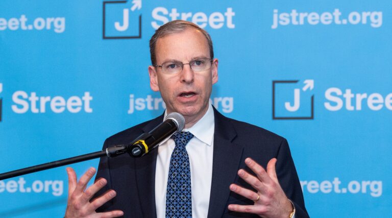 J Street Head dit qu'il a été «persuadé» par des arguments qu'Israël commet un génocide à Gaza
