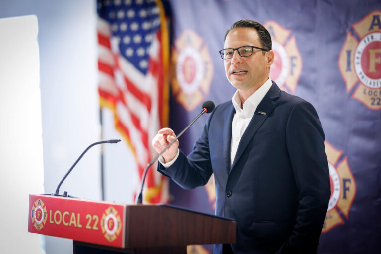 Josh Shapiro appelle le déni de Netanyahu de la famine «odieux», exhorte Trump à «inonder la zone» avec une aide à Gaza