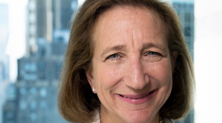 Julie Sandorf, qui a investi dans le «capital social» juif, pour démissionner en tant que chef de la Fondation Charles Revson
