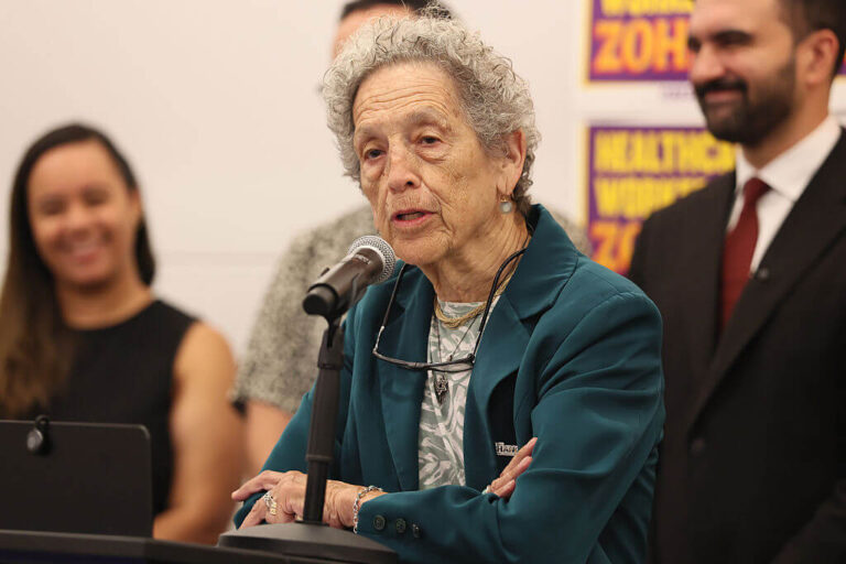 La première femme juive à remporter une primaire maire de New York a un message pour les électeurs sur Mamdani