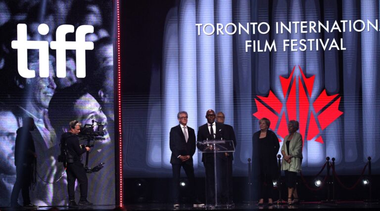 Le 7 octobre documentaire est réintégré au Toronto Film Festival après l'annulation de Brouhaha