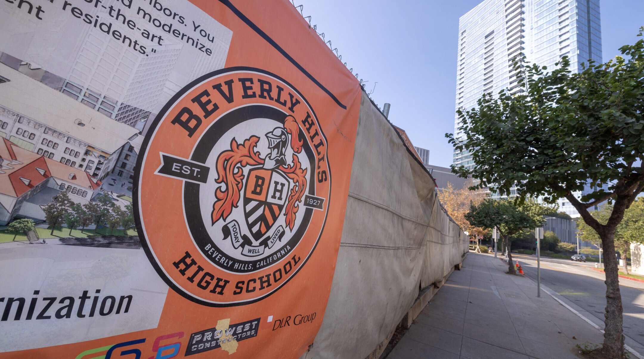 Le conseil scolaire de Beverly Hills vote de justesse pour piloter des drapeaux israéliens dans les efforts de lutte contre l'antisémitisme