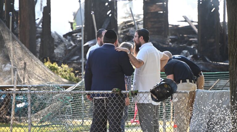 Le rabbin et la famille échappent en toute sécurité au feu à la synagogue historique du New Jersey