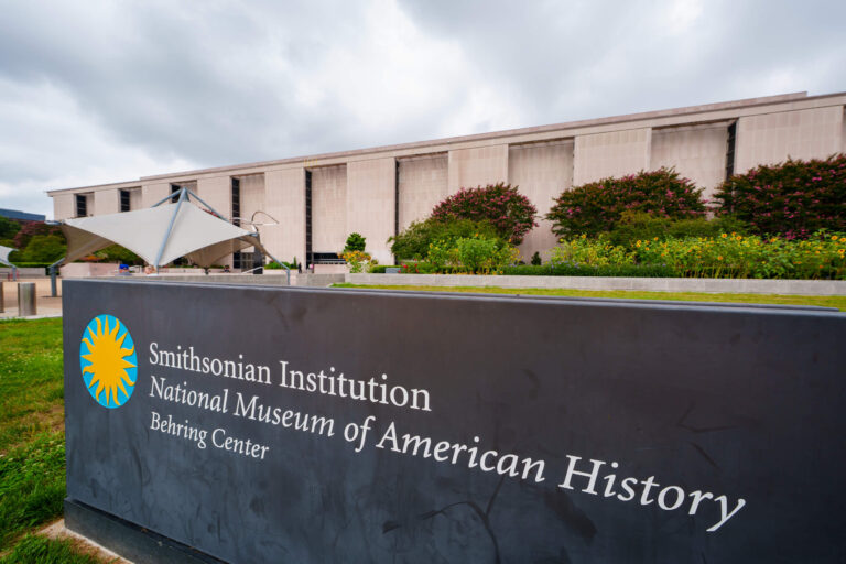 Les attaques de Trump contre le Smithsonian proviennent directement du livre de jeu nazi