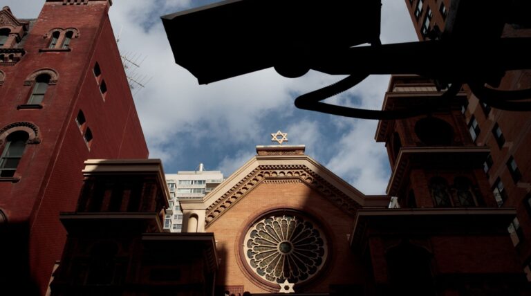 Les subventions de sécurité fédérales nécessiteront-elles des synagogues pour coopérer avec la glace? Les préoccupations sont élevées.