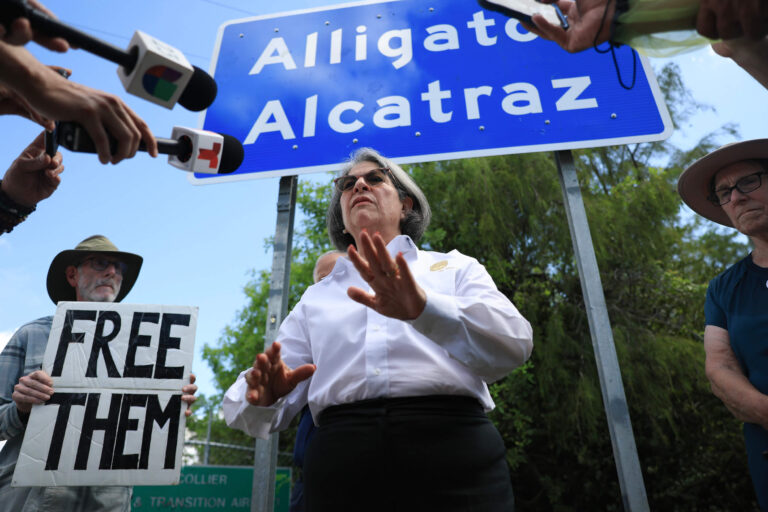 Lorsque les migrants juifs ont été piégés et terrifiés en Floride - comme Alligator Alcatraz détenus aujourd'hui