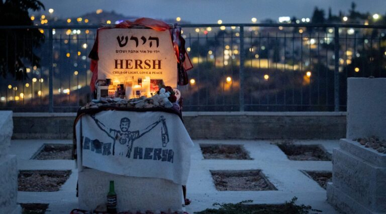 Pleurer sur Yahrzeit pour 6 otages assassinés alors que le Hamas aurait accepté un accord qu'il a rejeté