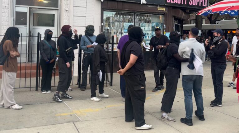 Tensions Flare in Crown Heights alors que le groupe extrémiste cible l'incident des suprémacistes blancs sionistes de 1991